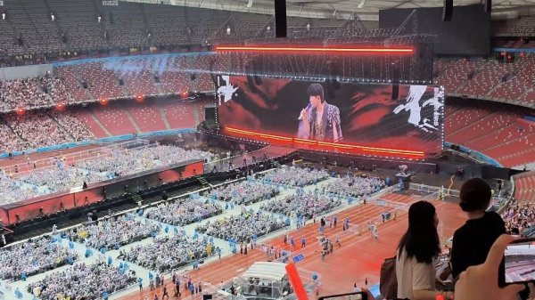 股票配资8倍 鸟巢万人雨中合唱《世界欠你一个微笑》！张杰冒雨开唱太戳心